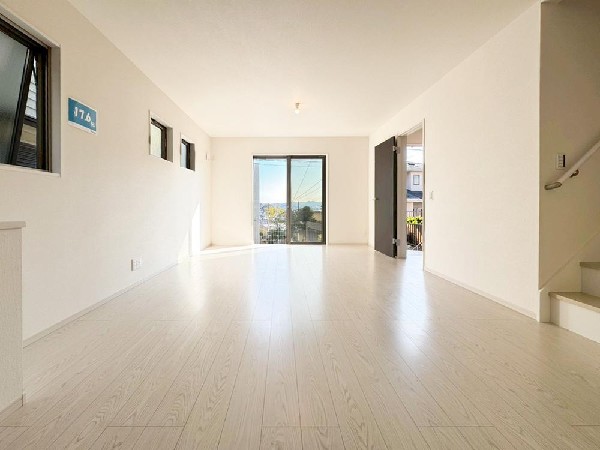 家族と過ごす時間を大切にしたい方にぴったりのゆとりある住空間です。窓からの日差しがリビングの隅々までしっかりと届きます。