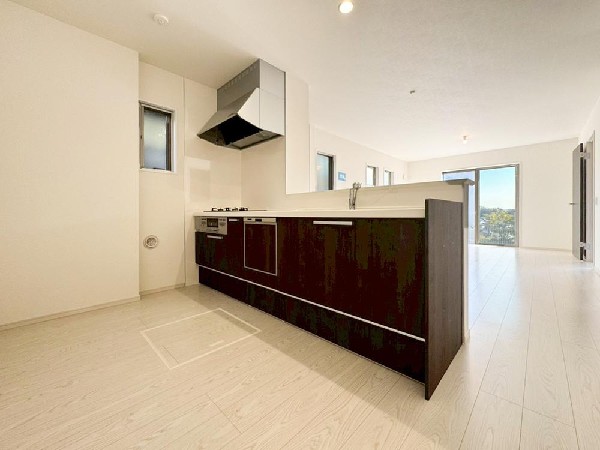 リビングのお子様を見守りながらお料理が出来る対面式カウンターキッチン。ご家族との会話がはずみます。