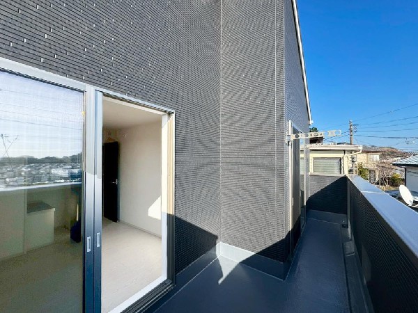 南からの明るい光が差しこむ陽だまりの空間。南に大きく面したバルコニーでお洗濯もあっという間に乾きそう。家事もスムーズにこなせますね。太陽の匂いが感じられる心地よさ。