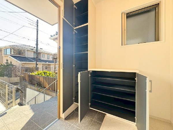 外観:玄関は家の中に入る時一番最初に目に付く場所だからこだわりたいですよね！明るい雰囲気の色目でお部屋の雰囲気をそのまま表しているようです。