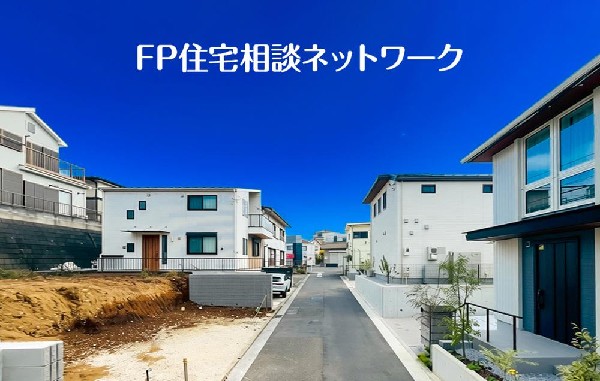 外観:遠くから見ても、近くに立っても感じる安心感。外観は、家族を包み込み守るような存在。素材の温もりと色の調和が、時を経ても変わらぬ心地よさを生み出しています。