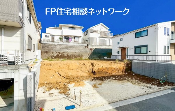外観:開放感のある現地で、前面道路よりも少し高くなっておりますので、プライベート感も保たれます！高くなっている分、日当りや風通しも良く快適な生活が待っています！