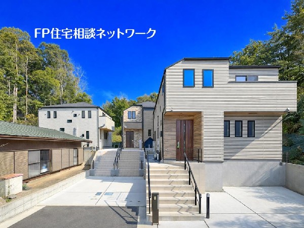 外観:開放感のある現地で、前面道路よりも少し高くなっておりますので、プライベート感も保たれます！高くなっている分、日当りや風通しも良く快適な生活が待っています！