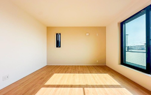 光が沢山取り込める大きな窓。日差しを長時間受ける事が出来る暖かいお部屋です。もちろんペアガラスなので、遮音性に優れ、結露も発生しにくい構造。サッシ周りのカビが発生しにくくなりますね。