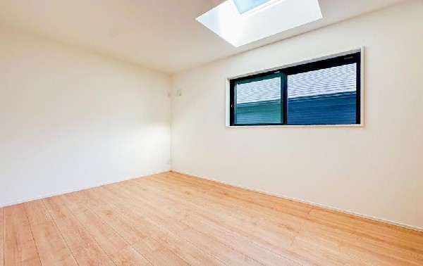 2面採光でお部屋の隅々まで明るい居室。おひさまの光を、爽やかな風をたっぷりと取り込めます。居室内はいつも明るい印象ですので、気持ちの良い朝を迎えられそう。毎日の生活も自然と明るくなりますね。