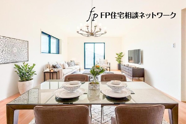 家族と過ごす時間を大切にしたい方にぴったりの明るくゆとりある住空間です。南側の窓からの日差しがリビングの隅々までしっかりと届きます！