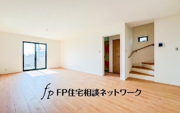 オープンでのびやかな空間を生み出す、こだわりの広がりとゆとり。家族と過ごす時間を大切にしたい方にぴったりの明るくゆとりある住空間です。窓からの日差しがリビングの隅々までしっかりと届きます！