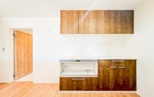 システムキッチンとコーディネイトされたカップボードもあり、収納力も充分です。ダイニング側には可動棚付きのパントリーを備え、食品はもちろん、リビングの収納にも役立ちます。