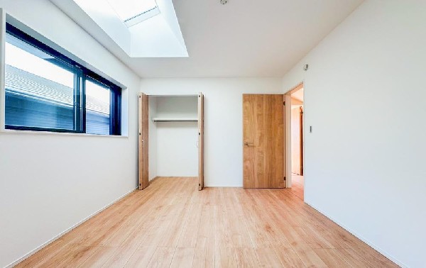 日差しを長時間受ける事が出来る暖かいお部屋です。もちろんペアガラスなので、遮音性にも優れ結露も発生しにくい構造。サッシ周りのカビが発生しにくくなりますね。