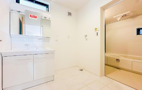 ゆとりのある洗面スペースで、朝の身支度やお掃除・片付けも快適スムーズです。３面鏡で髪のセットやお化粧もストレスなくこなせ、朝から気分良く通勤通学に向かえそうですね！