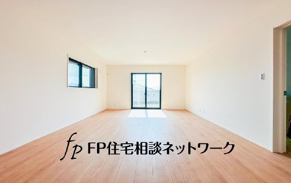 大切なご家族が集まるＬＤＫはこだわりたいですね！休日はおひさまの光をたっぷりと取りこめるリビングでゆったりと過ごしませんか？子供たちが元気に笑いながら走り回っている姿が目に浮かぶ空間です。