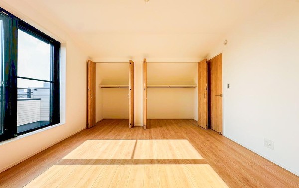 収納力が豊富な大型クローゼット。普段着やスーツはもちろん、コート類などもしっかり掛けられます。奥行きもあるので、収納ボックスをそのままクローゼットの中へ。部屋にものが出ずスッキリしますね。