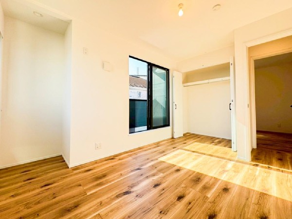 全居室には大型の収納クローゼットを完備。普段使いのお洋服や小物はもちろん、季節物のお洋服などもしっかりと整理整頓出来る。居室空間を隅々まで使えるのが嬉しい。