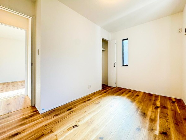 居室の戸を開けると陽当たりの良いお部屋から光が差し込み廊下まで明るくしてくれます。