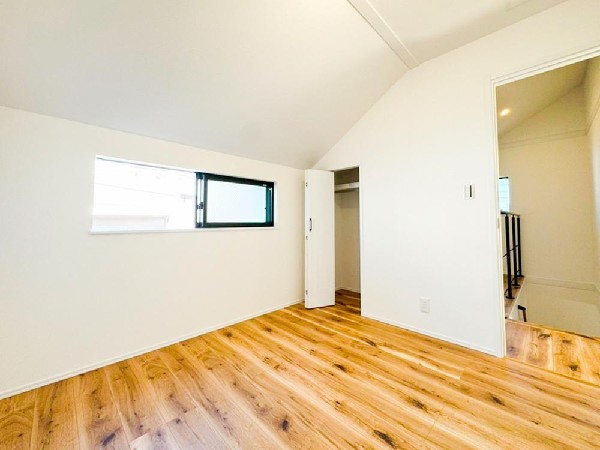 2面採光でお部屋の隅々まで明るい印象の居室。おひさまの光を、爽やかな風をたっぷりと取り込めます。居室内はいつも明るいので、毎日の生活も自然と明るくなりますね。