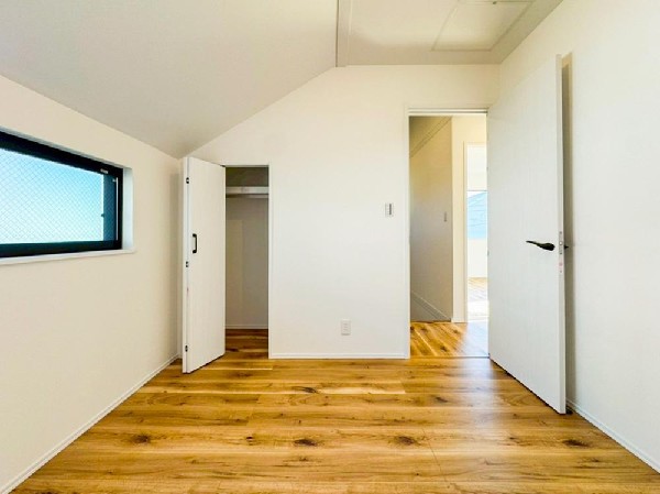 清潔感あるカラーで仕上げられた内装です。世代を問わず人気で、インテリアも合わせやすい色調ですので、落ち着きと安らぎを感じさせる雰囲気になっています。