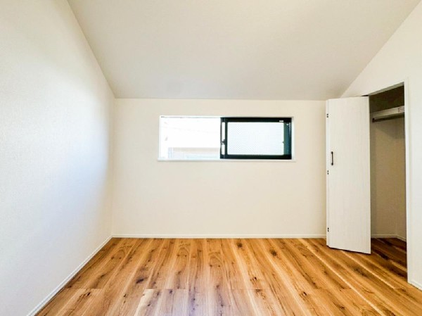 2面採光でお部屋の隅々まで明るい印象の居室。おひさまの光を、爽やかな風をたっぷりと取り込めます。居室内はいつも明るいので、毎日の生活も自然と明るくなりますね。