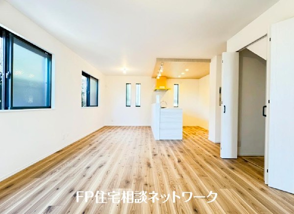 家族と過ごす時間を大切にしたい方にぴったりのゆとりある住空間です。窓からの日差しがリビングの隅々までしっかりと届きます。