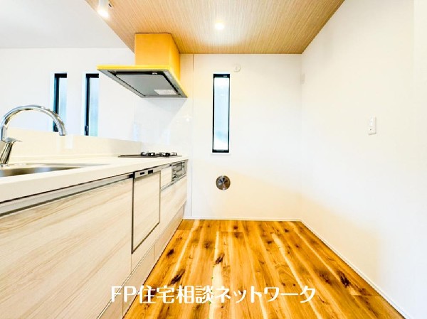 背面が広くなっていて、収納や調理家電を置けるスペースになっているので、ご夫婦でお料理を楽しめそうです。