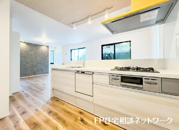 リビングのお子様を見守りながらお料理が出来る対面式カウンターキッチン。ご家族との会話がはずみます。