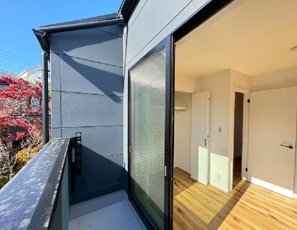 光を沢山取り込める大きな窓。日差しを長時間受ける事が出来る暖かいお部屋です。もちろんペアガラスなので、遮音性にも優れ、結露も発生しにくい構造。サッシ周りのカビが発生しにくくなります。