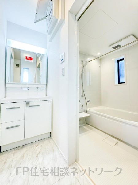 ゆとりの洗面スペースで朝の身支度も快適スムーズに。三面鏡で髪のセットやお化粧もストレスなくこなせ、朝から気分良く通勤通学に向かえそうですね！鏡の裏にはたっぷりと収納スペースを標準装備！