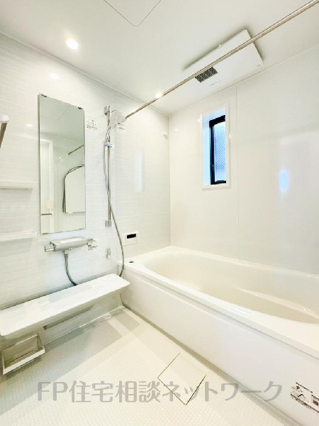 ユニットバスはゆったりとくつろげる1坪タイプ。足までしっかりと伸ばせる浴槽は、心身ともにしっかりと疲れを癒してくれます。お子様と一緒の入浴でも充分な広さです。