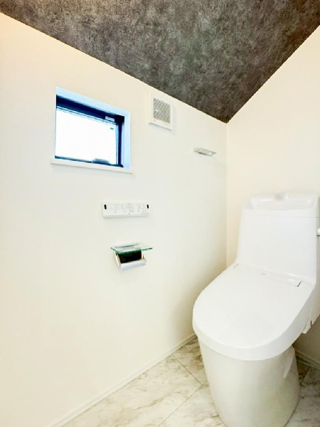 洗浄機能付き便座です。窓があるので陽ざしが入り、明るく圧迫感のないトイレです。窓から一気に換気できるのも良いですね。