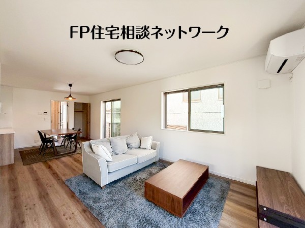 大切なご家族が集まるＬＤＫはこだわりたいですね！休日はおひさまの光をたっぷりと取りこめるリビングでゆったりと過ごしませんか？子供たちが元気に笑いながら走り回っている姿が目に浮かぶ空間です。