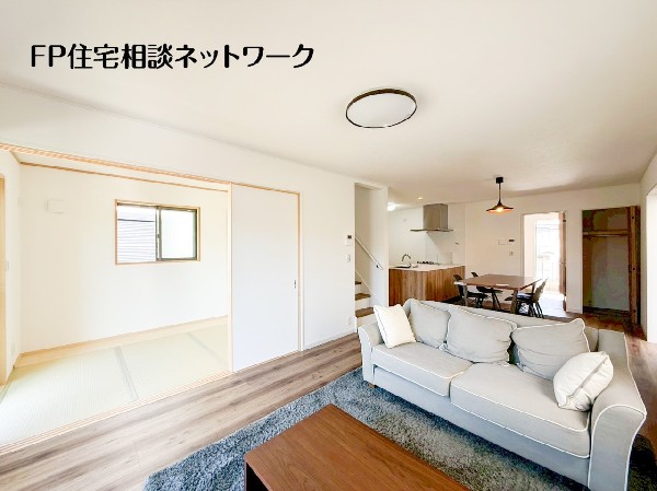 大切なご家族が集まるＬＤＫはこだわりたいですね！休日はおひさまの光をたっぷりと取りこめるリビングでゆったりと過ごしませんか？子供たちが元気に笑いながら走り回っている姿が目に浮かぶ空間です。