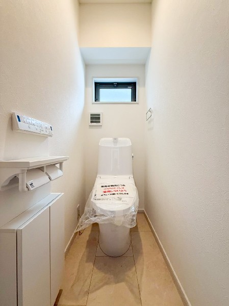 洗浄機能付き便座を標準装備。冬の寒い時期には暖房機能も活躍。快適にご利用いただけます。また、ペーパーホルダーの下の収納にはトイレットペーパーなど効率的に収納できます。