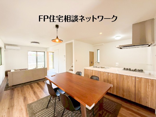 リビングを見渡せるカウンターキッチンでお子様の様子を伺いながら食事の支度が出来ます。家族の気配を感じられる、そんな空間を演出できるキッチンです。