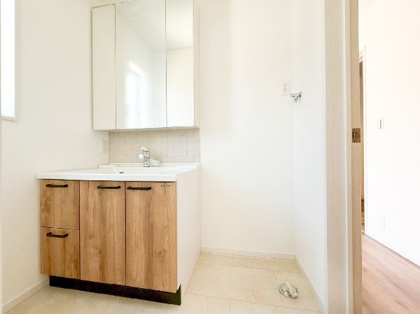 ゆとりのある洗面スペースで、朝の身支度やお掃除・片付けも快適スムーズです。３面鏡で髪のセットやお化粧もストレスなくこなせ、朝から気分良く通勤通学に向かえそうですね！