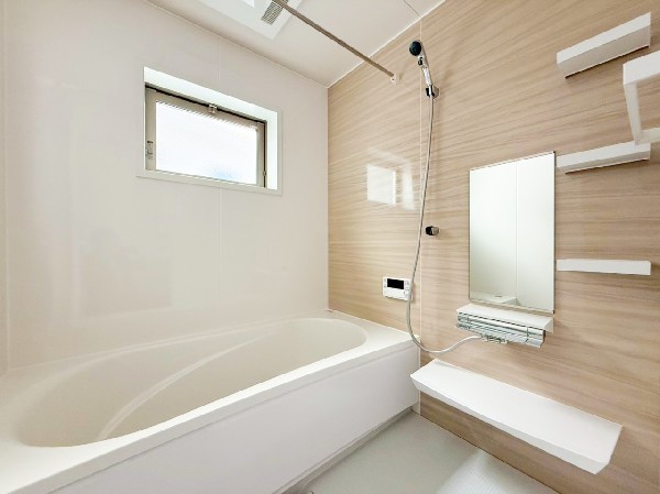 ゆったりとくつろげる広々バス。足までしっかりと伸ばせる浴槽は、心身ともにしっかりと疲れを癒してくれます。お子様とも一緒に浸かれ、ご家族みんなで一緒にバスタイムを楽しめますね♪