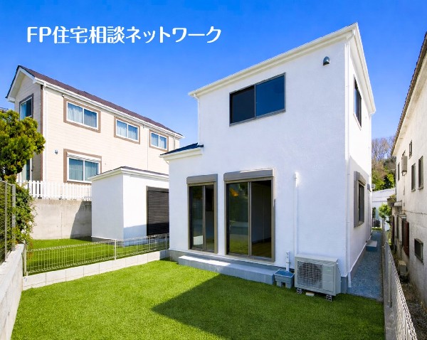 外観:深く豊かな緑と爽快な青い空を感じるまさに横浜に暮らす心地よさを存分に堪能いただける邸宅です。（本画像の外構の一部はCGで作成しており、実際に現地に人工芝は敷かれておりません）