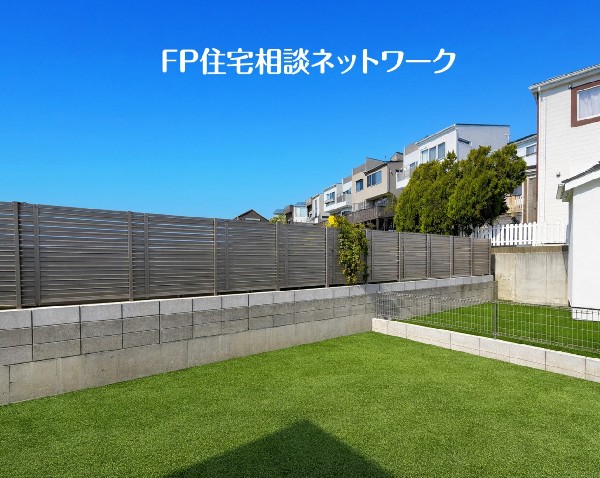 外観:年中大活躍のプライベート空間になるお庭はご家族の団らんの場として最適なスペース。（本画像の外構の一部はCGで作成しており、実際に現地に人工芝は敷かれておりません。）