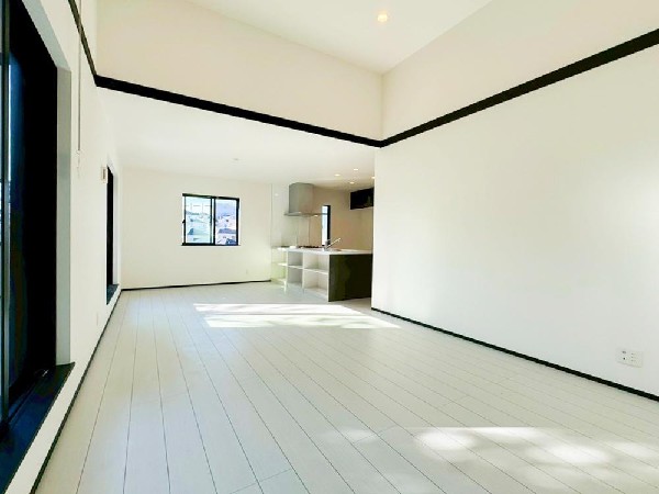 快適性とゆとりをデザインしたリビングは18.3帖もの広さ。2階リビングなので、目線を気にせず昼夜窓を開放しても寛げる。陽当たりの良さはもちろん、眺望良好なので遠方の景色が疲れを癒します。