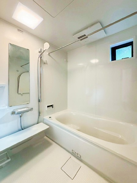 ユニットバスはゆったりとくつろげる1坪タイプ。足までしっかりと伸ばせる浴槽は、心身ともにしっかりと疲れを癒してくれます。お子様と一緒の入浴でも充分な広さです。