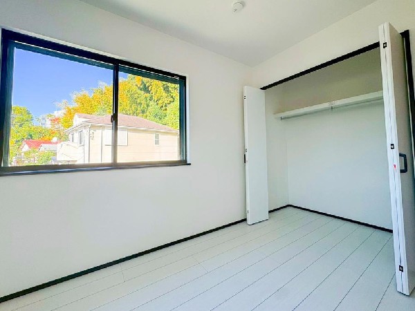 収納力が豊富な大型クローゼット。普段着やスーツはもちろんのこと、コート類などもしっかり掛けられます。奥行きもあるので、収納ボックスもそのまましまえて部屋がスッキリしますね。