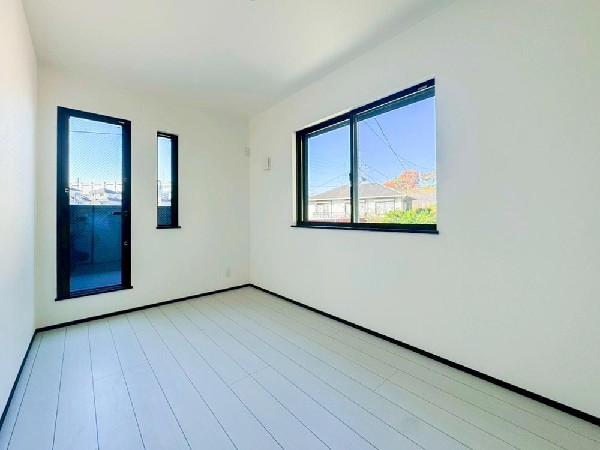 2面採光でお部屋の隅々まで明るい印象の居室。おひさまの光を、爽やかな風をたっぷりと取り込めます。居室内はいつも明るいので、毎日の生活も自然と明るくなりますね。