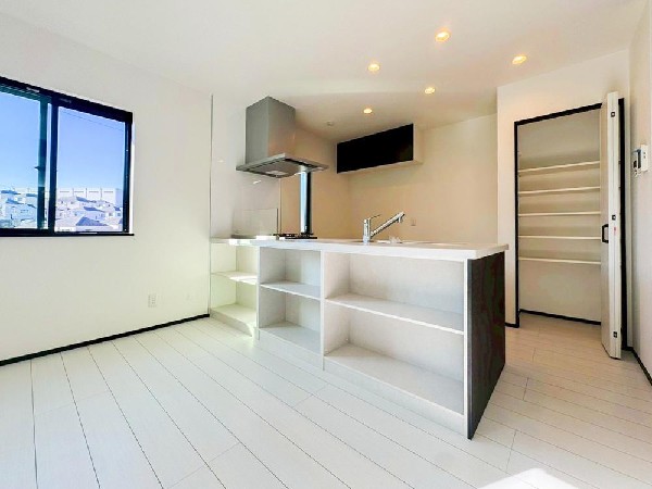 キッチン隣には、ストック食材や調理家電の収納に便利なパントリー収納付です。これだけのスペースがあれば、お水や非常食などの備蓄庫としても活躍しそうです。