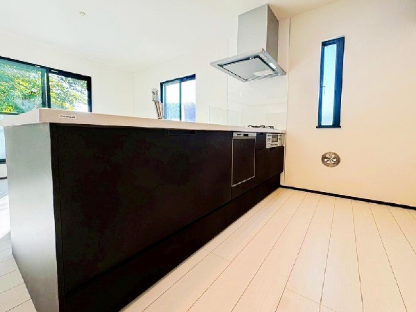 新しいキッチンは食事の支度が捗ります。お手伝いをしてくれるお子様と並びながら準備や片付けが出来るキッチンは、ご家族のコミュニケーションを育む場として活躍します。何気ない時間ですが、大切にしたいですね。