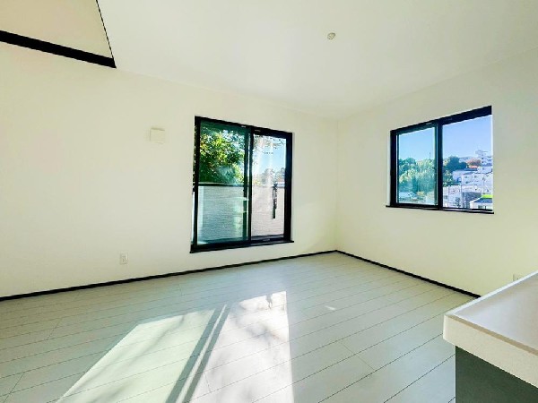 調理をしながら目線を上げれば明るいお庭が見えるので気持ちが明るくなりそうです。