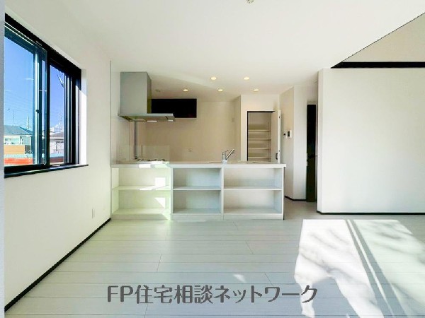 キッチンのリビング面は棚仕様になっております。食器等の収納としてだけでなく、好みの物を置くことで、リビングのレイアウトを楽しむことが出来ます。