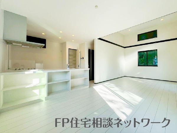 清潔感あるカラーで仕上げられた内装です。世代を問わず人気で、インテリアも合わせやすい色調ですので、落ち着きと安らぎを感じさせる雰囲気になっています。