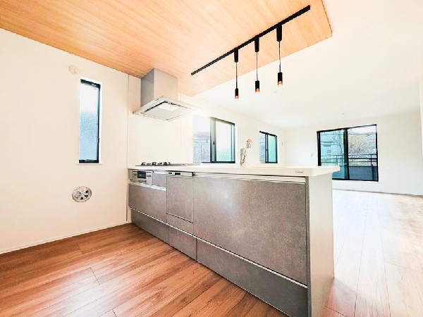 ◇キッチン◇  リビングを見渡せるカウンターキッチンでお子様の様子を伺いながら食事の支度が出来ます。家族の気配を感じられる、そんな空間を演出できるキッチンです。