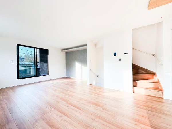 ◇リビング・ダイニング◇  ソファを置いてゆったり寛げる広さのリビングは、ご家族の憩いの場にぴったり！2階にリビングを設けており、プライバシーを確保できます。道路からの視線も気になりません。