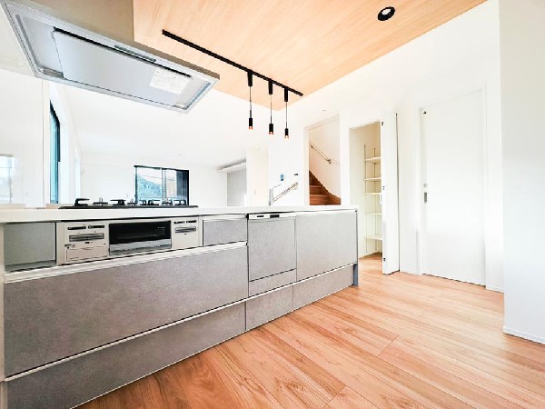 ◇キッチン◇  「浄水器・食洗機」を標準装備したキッチンはナチュラルな色合いで飽きのこないデザインです。小窓かがあるので料理中の気になる匂いも換気が行えます。