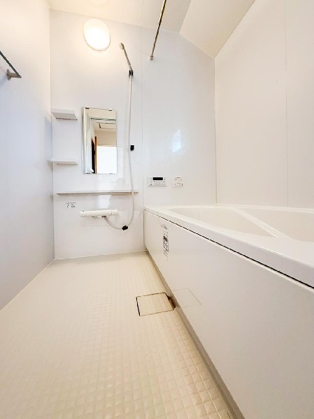 ユニットバスはゆったりとくつろげる1坪タイプ。足までしっかりと伸ばせる浴槽は、心身ともにしっかりと疲れを癒してくれます。お子様と一緒の入浴でも充分な広さです。