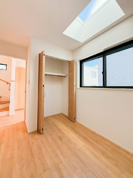 洋室にはトップライト（天窓）を設けました。本来は暗くなってしまいがちな北側のお部屋も、太陽の光を取り入れ自然な明るさになっています。